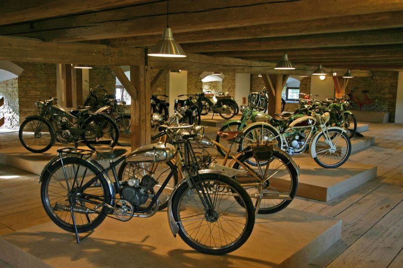 Rococo Kasteel Nové Hrady met motorfietsen museum